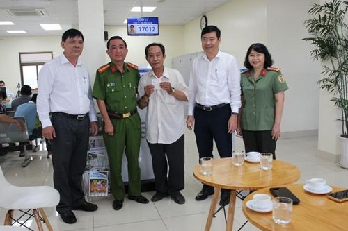 Chủ tịch UBND tỉnh Phạm Thiện Nghĩa trao kết quả giải quyết thủ tục hành chính cho người dân