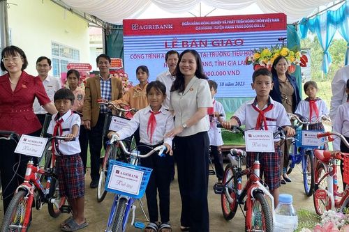 Agribank Đông Gia Lai quan tâm hỗ trợ trường học vùng khó