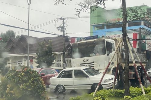 Pleiku: Xe tải và xe ô tô con va chạm khi qua ngã tư