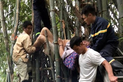 Giải cứu cụ ông 83 tuổi mắc kẹt trên bụi tre