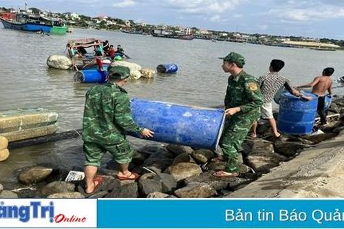 Trục vớt tàu cá bị chìm khi vào tránh trú bão tại Cửa Tùng