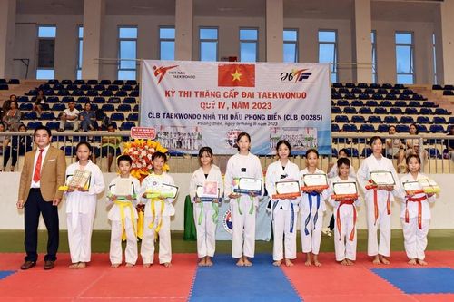 Thi đấu thăng đai cho gần 200 võ sinh Taekwondo