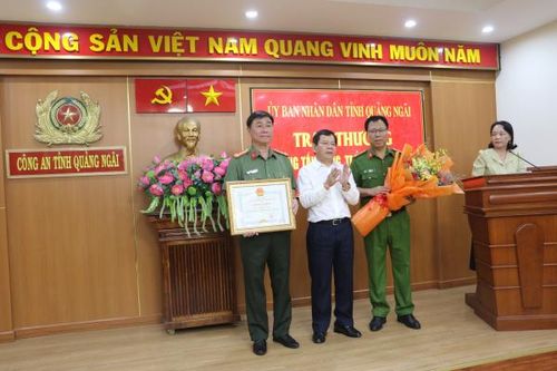 Khen thưởng đột xuất thành tích truy bắt các đối tượng bắn người