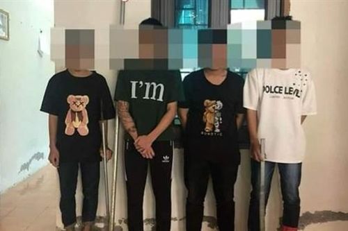 Học TikTok, nhóm thanh, thiếu niên vác đao kiếm ra đường 'biểu diễn'