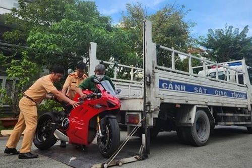 Xử phạt người mẫu Ngọc Trinh nhiều lỗi vi phạm, tạm giữ 2 xe phân khối lớn