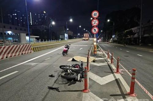 Đứng chụp ảnh để báo cáo chấm công, nam bảo vệ bị xe máy tông tử vong
