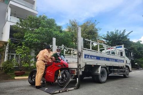 CSGT lập biên bản vi phạm nhiều lỗi đối với Ngọc Trinh, tạm giữ 2 xe môtô phân khối lớn
