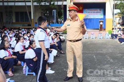 Học sinh ở TP.Thủ Đức cùng các cô, chú CSGT vẽ tranh cổ động chấp hành luật giao thông
