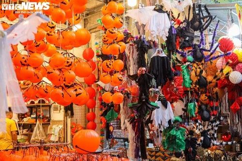 Sau rằm Trung thu, 'thủ phủ' Hàng Mã lại rực sắc màu Halloween