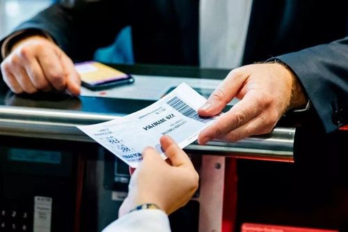 Vì sao phải xuất trình thẻ lên máy bay nhiều lần?