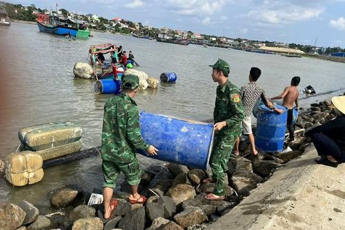 Tàu cá bị chìm khi đang vào trú, tránh bão ở vùng biển Quảng Trị