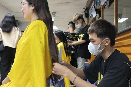 Xúc động người mẹ có con bị ung thư hiến tóc trong ngày đặc biệt