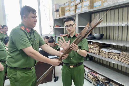 Tuyên truyền, vận động thu hồi vũ khí, vật liệu nổ, công cụ hỗ trợ, pháo