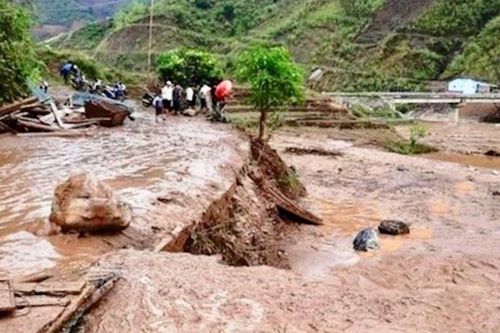 Mưa lớn kéo dài 10 ngày, miền Trung đối diện nguy cơ lũ quét, sạt lở