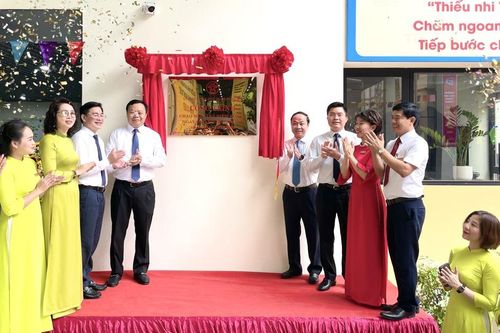 Quận Đống Đa gắn biển cụm công trình chào mừng Ngày Giải phóng Thủ đô 10/10