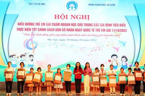 Quận Bắc Từ Liêm gặp mặt, biểu dương 100 trẻ em gái chăm ngoan, học giỏi
