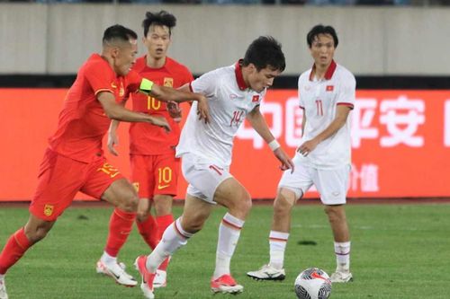 Tuyển Việt Nam thua 0-2 trước tuyển Trung Quốc trong thế thiếu người