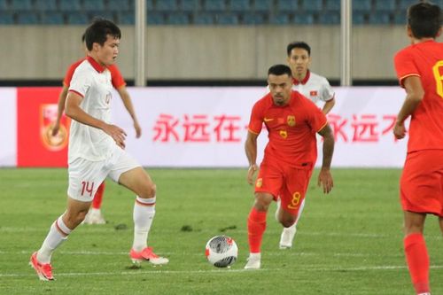 Hoàng Đức chuyền ngang khó hiểu khiến ĐT Việt Nam nhận bàn thua trước Trung Quốc
