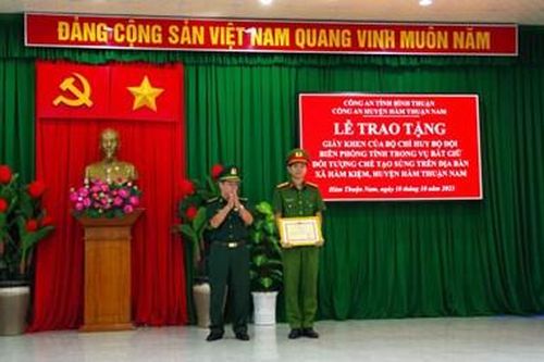 Bình Thuận: Khen thưởng cán bộ có thành tích xuất sắc trong triệt phá đường dây sản xuất, mua bán, vận chuyển trái phép vũ khí
