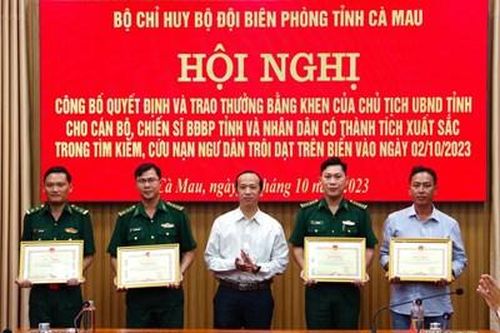 Cà Mau trao bằng khen tặng 4 cá nhân thực hiện nhiệm vụ cứu hộ, cứu nạn các thuyền viên bị chìm tàu