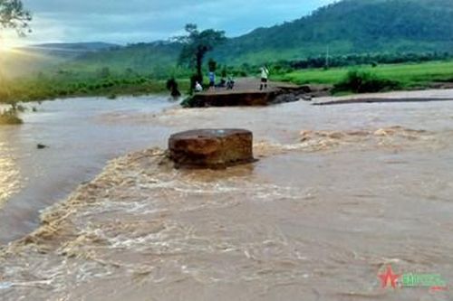 Gia Lai: Giải cứu thành công 4 người dân bị cô lập do nước lũ