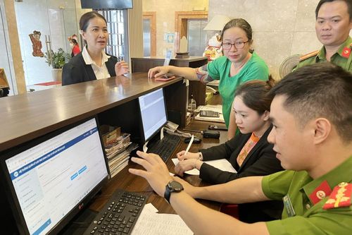 Công an đến tận cơ sở tuyên truyền, hướng dẫn phần mềm thông báo lưu trú ASM