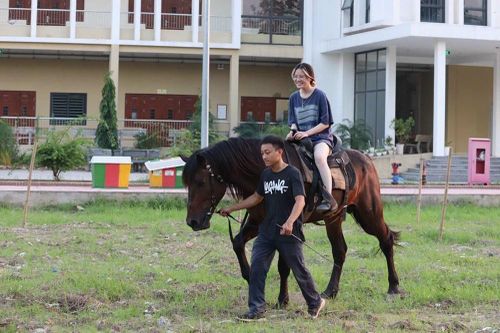 Sinh viên Nông nghiệp trải nghiệm cưỡi ngựa