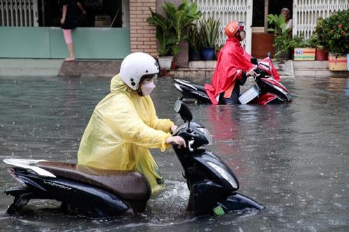 Mưa lớn, TP Thủ Đức có chỗ nước ngập gần đến yên xe