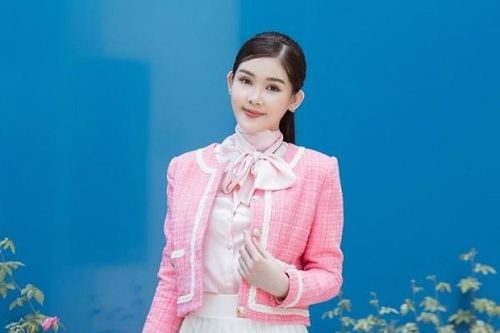 Hoa hậu Lê Âu Ngân Anh giữ phong độ mặc đẹp với thời trang lên giảng đường