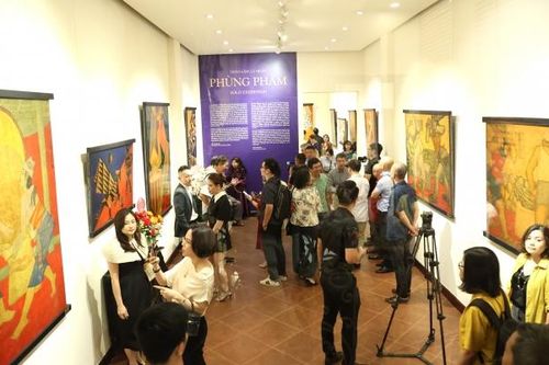 Thưởng lãm các tác phẩm tranh sơn mài của họa sĩ Phùng Phẩm