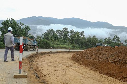 Thừa Thiên Huế: Khẩn trương hoàn thành dự án cải tạo, nâng cấp tuyến Quốc lộ 49A