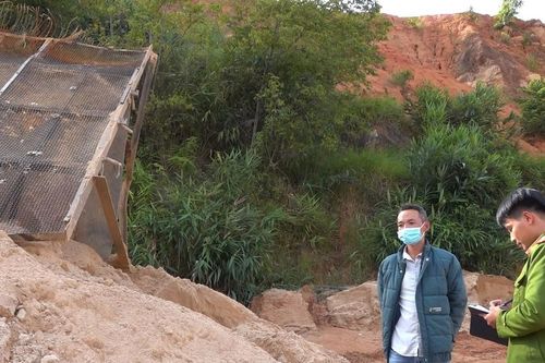 Khai thác cát trái phép dưới lòng hồ thủy điện, bán với giá 170.000 đồng/m3
