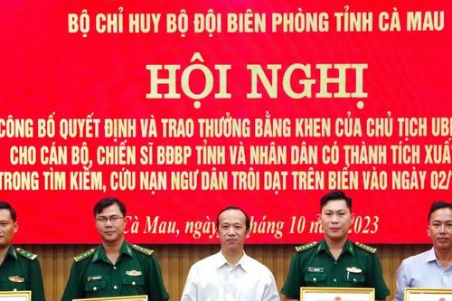 Tặng Bằng khen cho Bộ đội Biên phòng Cà Mau cứu vớt thuyền viên bị chìm tàu trên biển