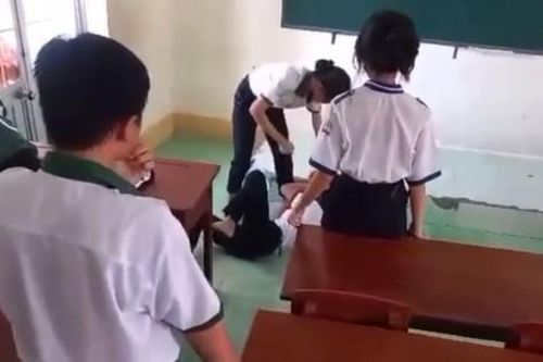 Nhìn nhau không thiện cảm, một nữ sinh bị bạn cùng lớp đánh, quay clip