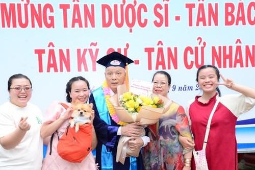 Cụ ông tốt nghiệp dược sĩ ở tuổi 60: 'Học để thỏa ước mơ'