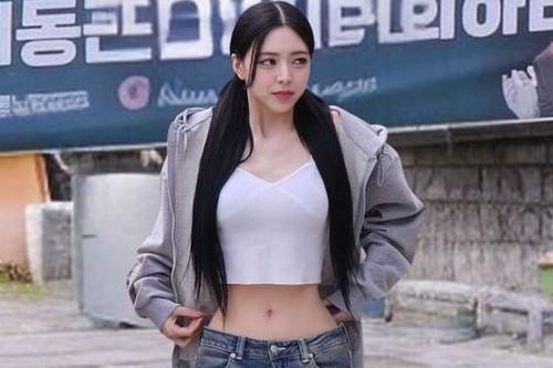 Nữ ca sĩ tạo cơn sốt nhờ vòng eo bé xíu