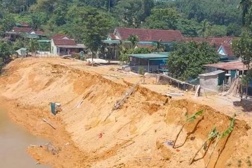 Sạt lở bờ sông Lam, đe dọa kéo theo nhà cửa của chục hộ dân
