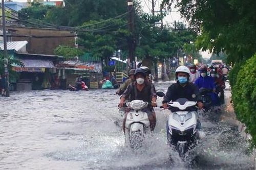 Mưa như trút nước, nhiều tuyến đường ở TPHCM chìm trong biển nước