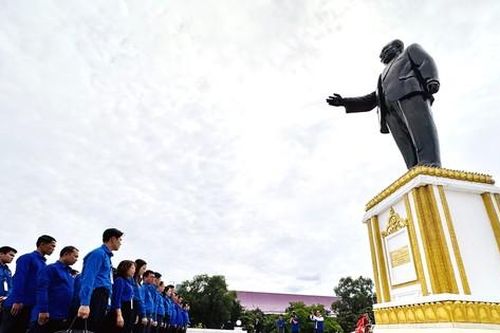 Đoàn đại biểu thanh niên Việt Nam dâng hoa tại tượng Chủ tịch Kaysone Phomvihane
