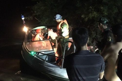 Gia Lai: Bí thư Huyện ủy cùng các cán bộ vượt lũ đưa sản phụ đi sinh