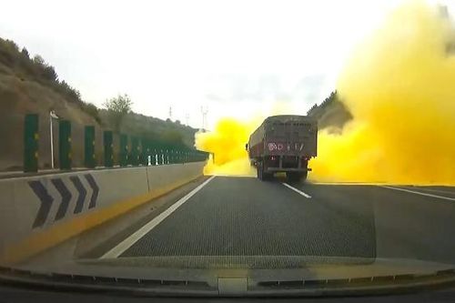 Xe tải vào cua quá nhanh bị lật trên cao tốc tạo nên đám mây mù màu vàng