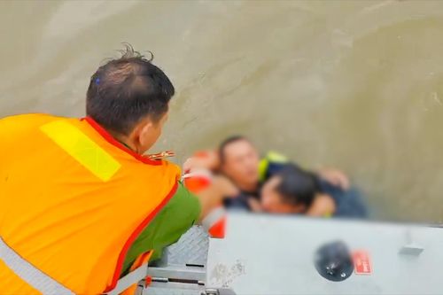 TP.HCM: Cứu sống nam thanh niên nhảy cầu tự tử tại sông Kênh Tẻ