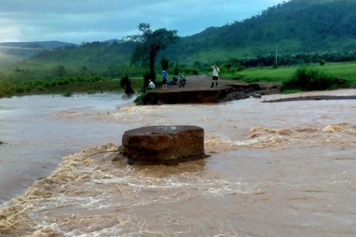 Giải cứu 4 người bị nước lũ cô lập ở Gia Lai
