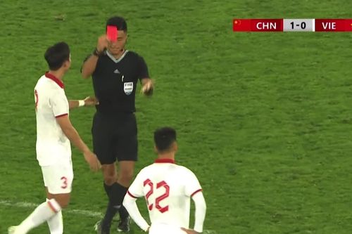 Tiến Linh đáng nhận thẻ đỏ ở trận Việt Nam 0-2 Trung Quốc