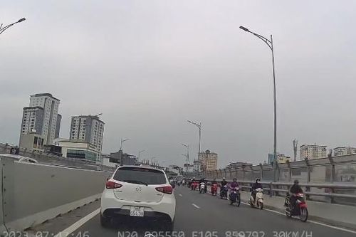 Xe máy nối đuôi ngược chiều, đối đầu ô tô trên đường vành đai 2 trên cao