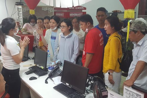 Hàng trăm phụ huynh TP.HCM 'vây' trung tâm Apax Leaders đòi tiền trong đêm