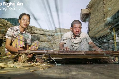 Gia đình duy nhất ở xã Hưng Hòa còn theo nghề dệt chiếu cói