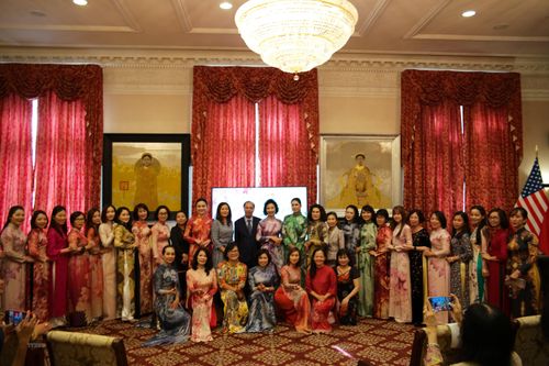 Phu nhân các đại sứ hưởng ứng nồng nhiệt Ngày hội Áo dài Việt tại Mỹ