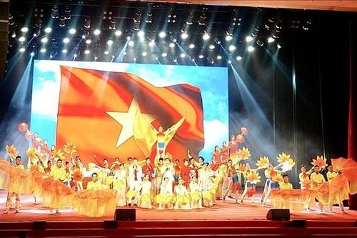Giao lưu, thắt chặt tình đoàn kết trong công nhân viên chức - lao động