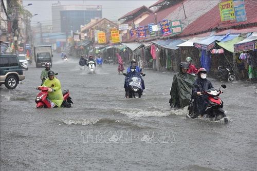 Nhiều tuyến đường TP Hồ Chí Minh ngập nặng sau trận mưa lớn